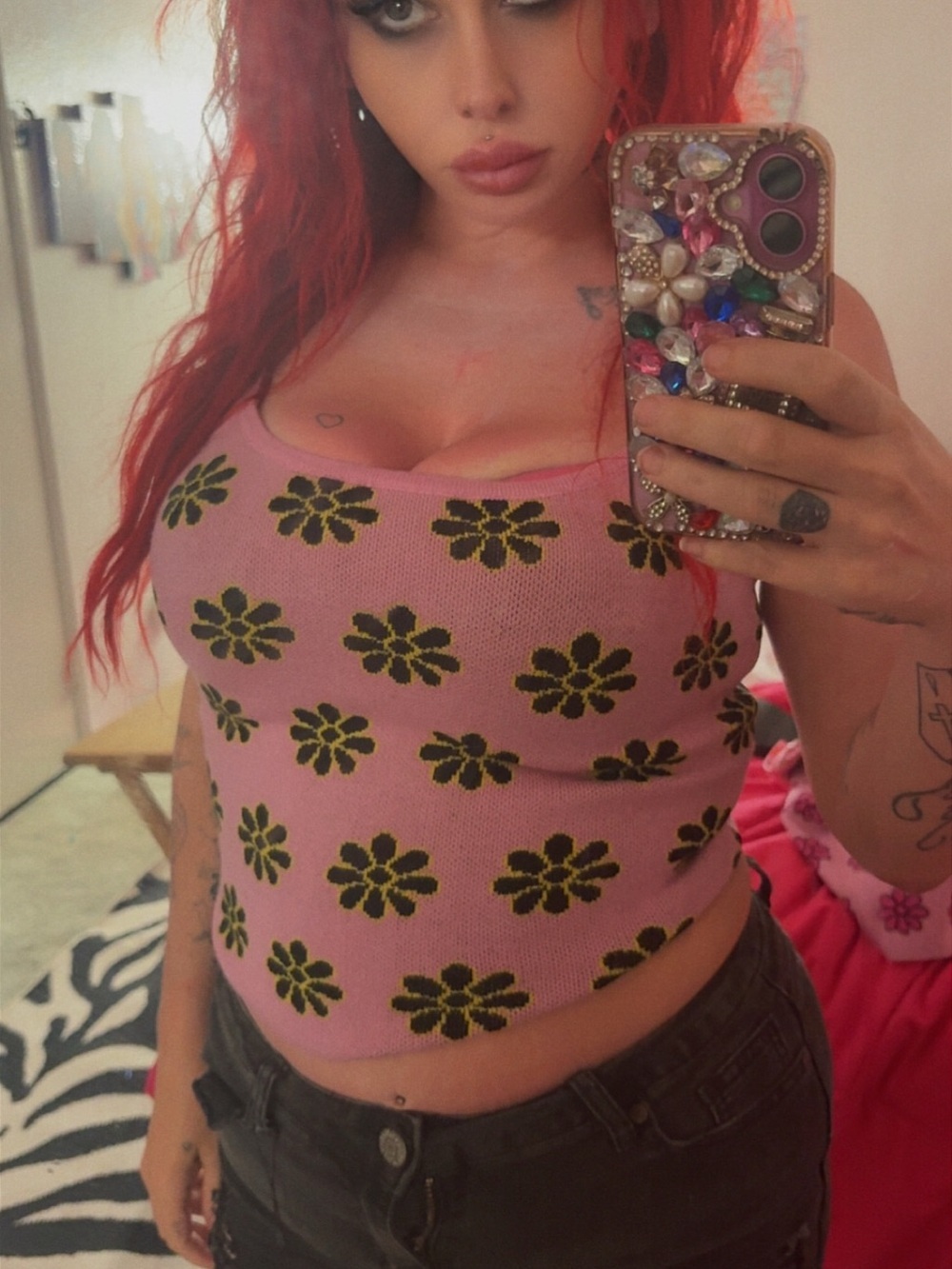 Novella Pink Floral Knit Cropped Tank - Picture 4 of 4
